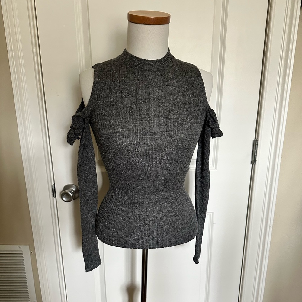Open shoulder chic knit sweat